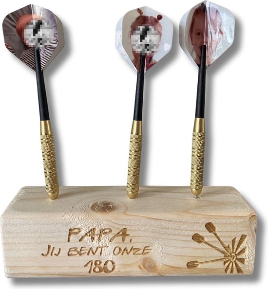 Dartset met foto en tekst op houtenblok - Darten - jij bent onze 180 - mail tekst en foto's naar info@hipmetpitcreaties.be van Dart